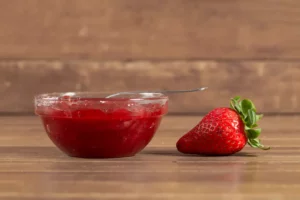 coulis de fraise maison sur une table