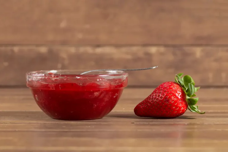coulis de fraise maison sur une table