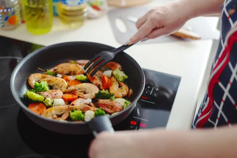 femme qui cuisine malin avec une seule poele