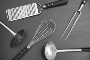 différents ustensiles de cuisine sur fond gris
