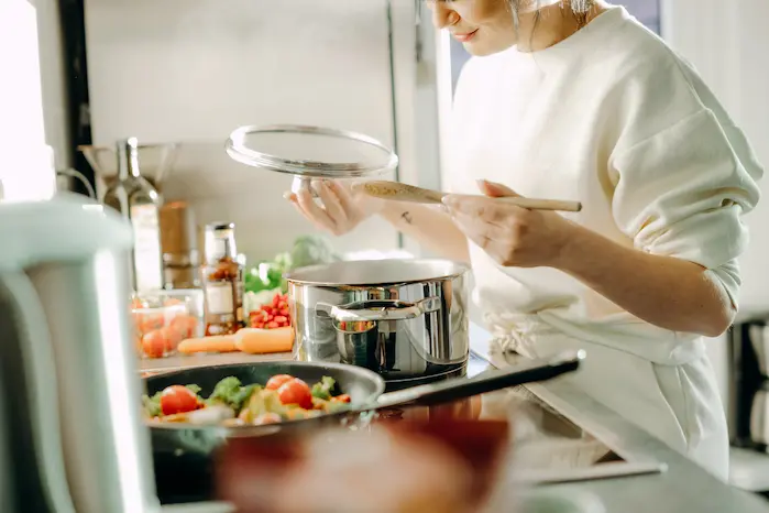 fille faisant la cuisine en tablier
