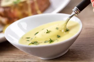 petit bol de sauce béarnaise maison