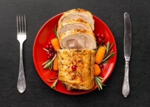 rôti de porc vue du dessus dans une assiette rouge
