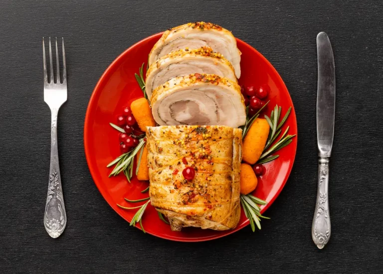 rôti de porc vue du dessus dans une assiette rouge