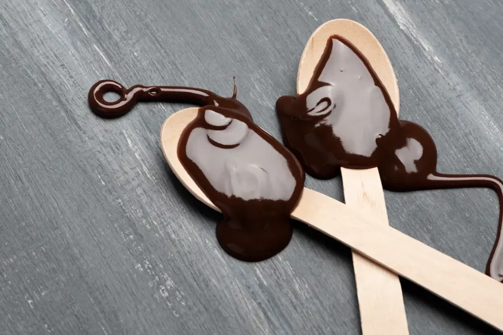 sauce au chocolat sur une cuillère