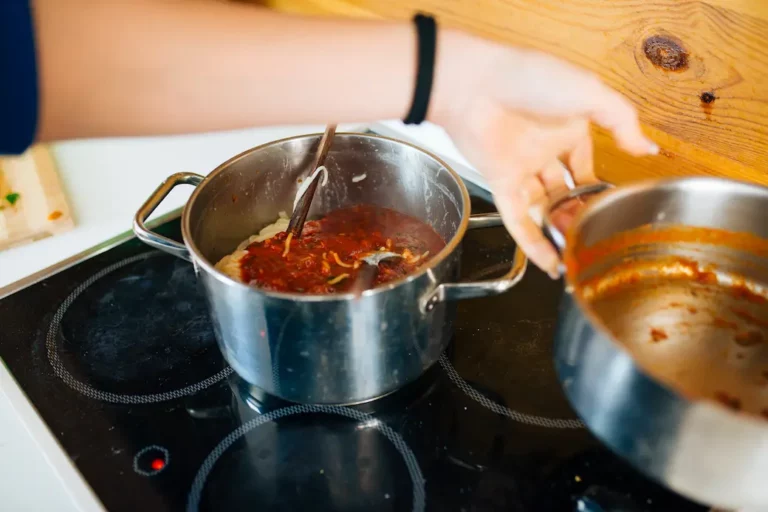 sauce dans une cassorle sur un plaque à induction
