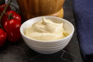 sauce mayonnaise maison dans un ramequin