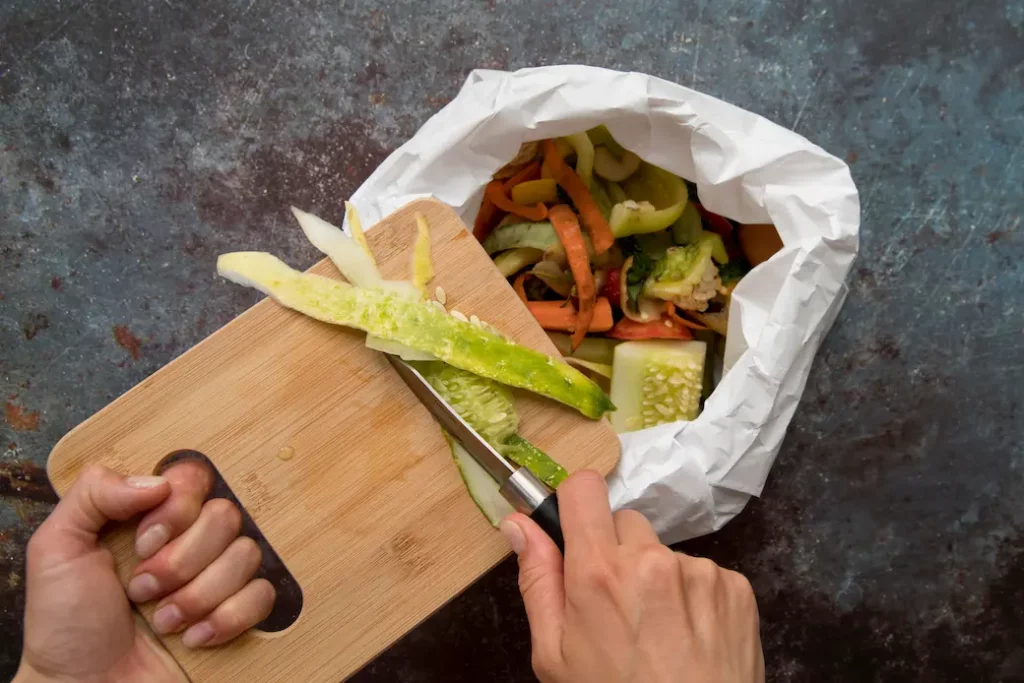vue du dessus de reste alimentaire jeté à la poubelle