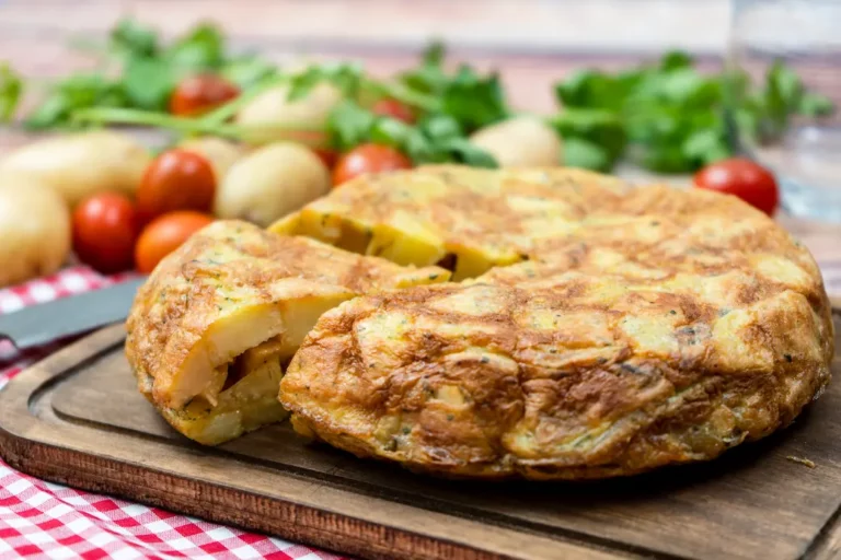tortilla espagnole sur une planche à découper